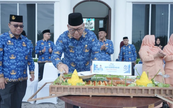 Thumbnail Pj Sekda Asahan Potong Tumpeng Usai Upacara Peringatan HUT Ke-53 KORPRI 2024