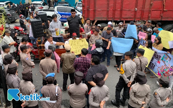 Thumbnail Dugaan Kecurangan Pilkada Kota Blitar 2024, Masyarakat Ngluruk Bawaslu Tuntut Penyelidikan