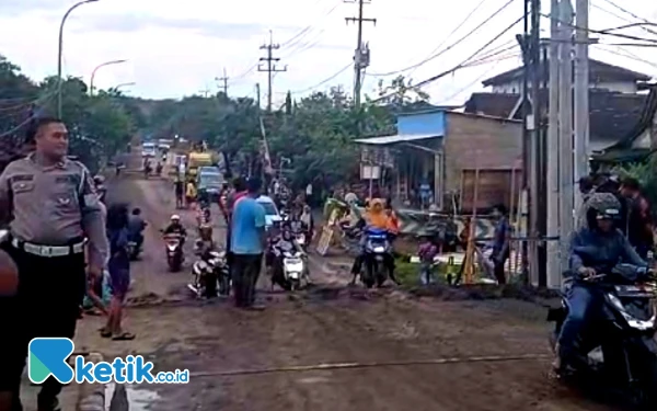 Thumbnail Jembatan Darurat Kalibagor Amblas, Kadishub Situbondo: Jembatan Utama Bisa Dilalui Motor dan Mobil