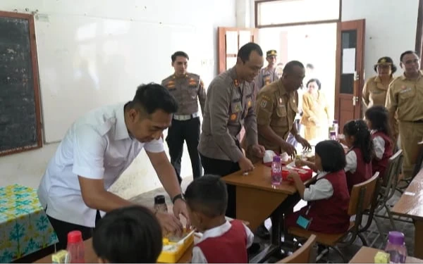 Kapolres Malang Bagikan Makanan Bergizi untuk Pelajar Terdampak Banjir di Sumawe