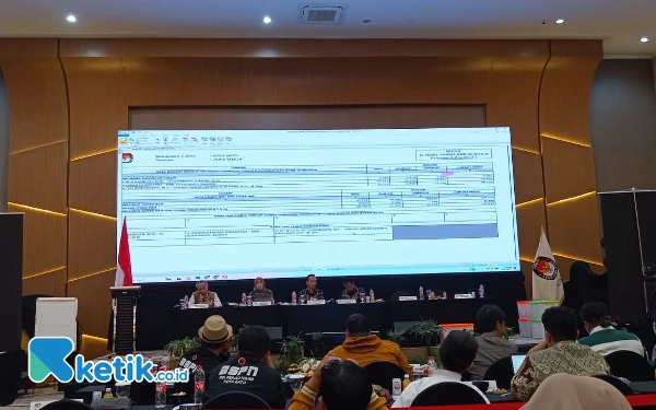 Thumbnail Paslon Nurochman-Heli Unggul Pilwali Kota Batu, Kantongi 65.684 Suara