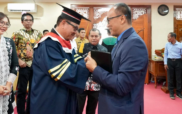 Thumbnail Bahas Inovasi Kepemimpinan Digital, Sekdaprov Sulsel Raih Gelar Doktor dengan Predikat Cumlaude