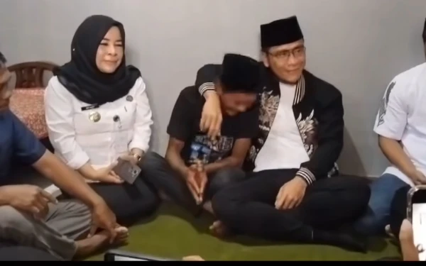 Thumbnail Usai Viral Hina Penjual Es Teh, Gus Miftah Minta Maaf dan Peluk Sonhaji