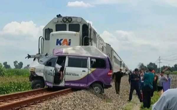 Thumbnail Ambulans Tertabrak KA Matarmaja di Kediri, Sopir Meninggal