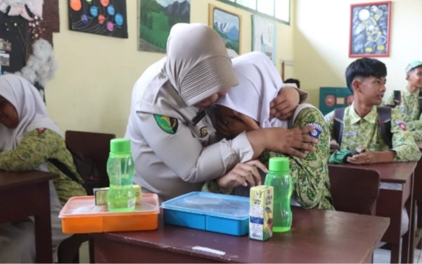 Thumbnail Tangis Haru Pelajar MTs Al Khalifah Terima Makan Bergizi dari Polres Malang