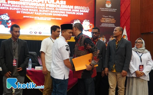 Thumbnail Pleno Rekapitulasi KPU Kabupaten Bandung: Dadang-Ali 1.046.344 Suara, Sahrul-Gungun 827.240 Suara