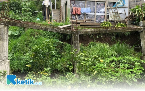 Bencana Tanah Longsor, Rumah Warga Tulungrejo Kota Batu Nyaris Roboh