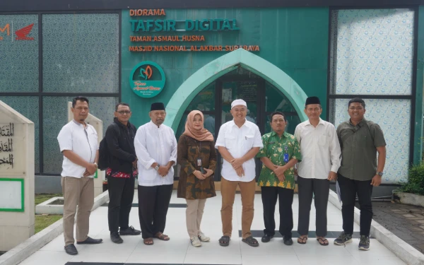 Thumbnail Mudahkan Masyarakat Ngaji Digital, Masjid Al Akbar Kini Sediakan Digital Library