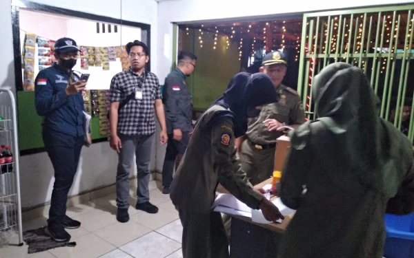 Satpol PP Gresik Gandeng Bea Cukai, Gelar Giat Operasi Miras di Desa Sungai Teluk Bawean