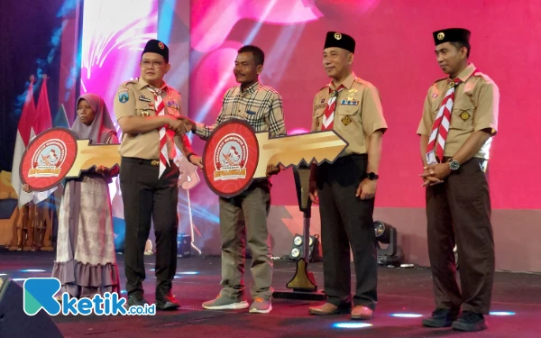 Thumbnail Sukses Bedah Rumah Tidak Layak Huni, Pj Gubernur Beri Reward Pramuka Jatim Bedah 100 Rumah Tahun 2025