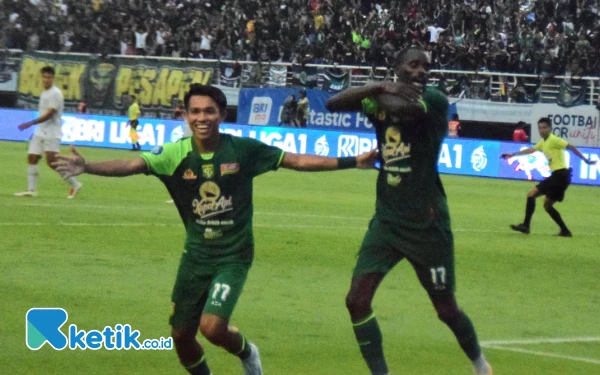 Thumbnail Tendangan Penalti Flavio Silva Bawa Persebaya Taklukkan Arema FC 3-2 di GBT