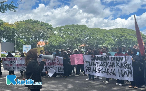 Thumbnail Ratusan Mahasiswa Kota Malang Turun ke Jalan, Bawa 10 Tuntutan Penuntasan Kasus Pelanggaran HAM