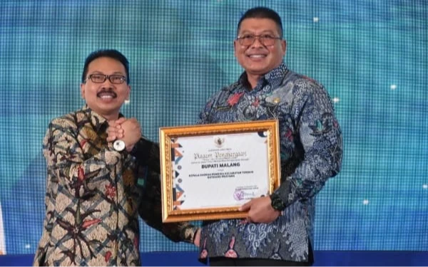 Thumbnail Sukses Bina Kecamatan, Bupati Malang Terima Penghargaan Kepala Daerah Terbaik Pratama