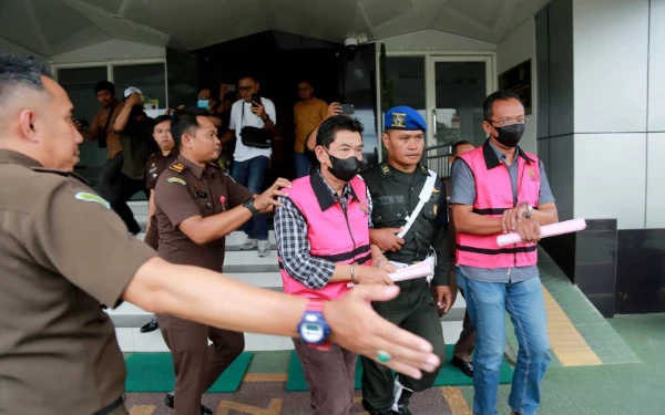 Thumbnail Kejari Kota Madiun Tahan 3 Tersangka Mafia Tanah, Ada Eks Kepala BPN