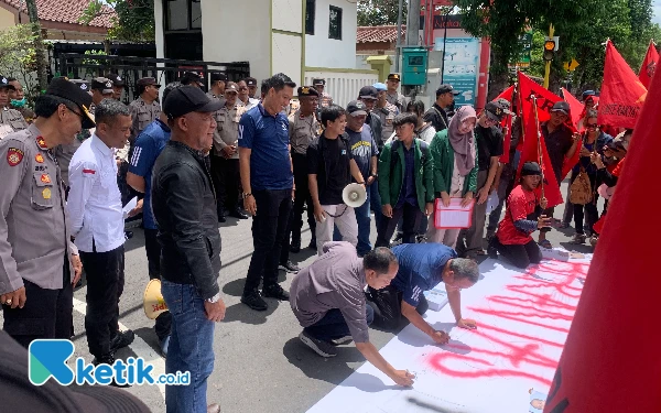 Thumbnail Berita - KRPK dan FMR Gelar Aksi Damai di Blitar, Tuntut Penanganan Tegas Kasus Korupsi
