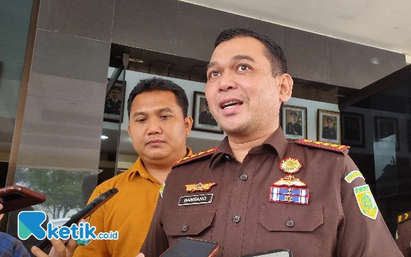 Thumbnail Usai Diperiksa Penyidik Kejaksaan, Anak Bupati Sleman Raudi Akmal Lari Hindari Wartawan