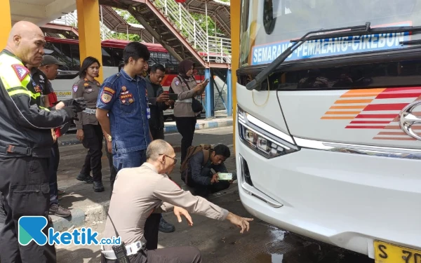 Thumbnail Jelang Libur Nataru, Cek Kondisi Kendaraan dan Tes Urine Sopir Bus di Terminal Purabaya Bungurasih