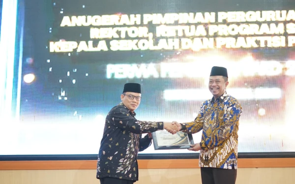 Thumbnail Rektor UNUJA KH Abdul Hamid Wahid Raih Anugerah Rektor Kiai Penggerak Perubahan