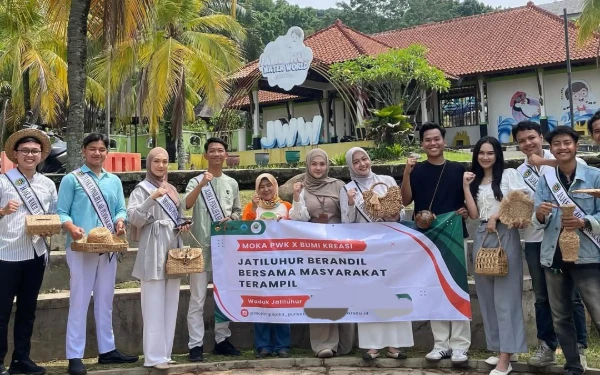 Thumbnail Berita - Sambangi Jatiluhur, Mojang Jajaka Purwakarta 2024 Belajar Mengolah Eceng Gondok