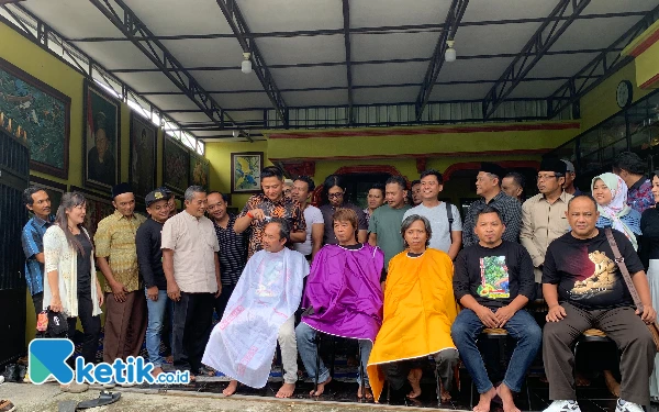 Thumbnail Tumbangkan Petahana Mak Rini di Pilbup Blitar 2024, Kader Gerindra Gelar Tasyakuran Potong Gundul Massal