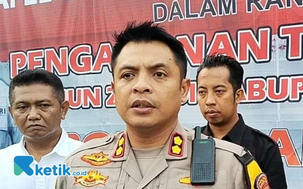 Thumbnail Polres Sampang Dalami Kasus Mobil Elf Bermuatan Rokok Ilegal Terguling di Banyuates