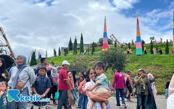 Thumbnail Nggak Peduli Weekdays, Flora Wisata Santerra Batu Tetap Diserbu Rombongan Wisatawan