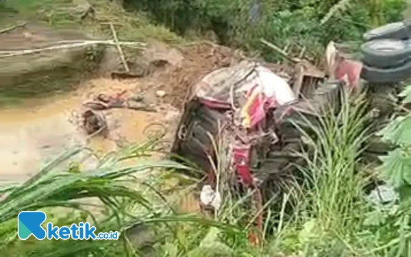 Thumbnail Truk Semen Lompat ke Jurang 8 Meter di Jalur Pacitan-Ponorogo: Sopir dan Kernet Selamat