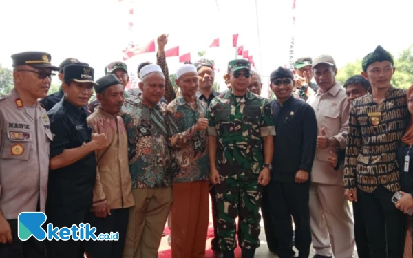 Thumbnail Berita - Panglima TNI Resmikan Jembatan Gantung Merah Putih  di Pemalang, Pangkas Jarak 13 Km