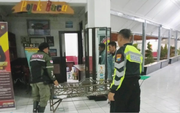 Thumbnail Menyaru Sebagai Petugas Kebersihan, Satpol PP Tangkap Pencuri Sarpras Pemkot Surabaya