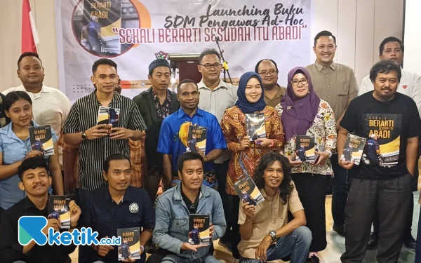 Thumbnail Bawaslu Jatim Luncurkan Buku sebagai Apresiasi untuk Petugas Adhoc