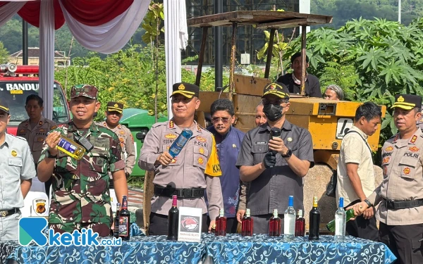 Thumbnail Antisipasi Keamanan Nataru, Polresta Bandung Musnahkan Barang Bukti Belasan Ribu Miras dan Obat Terlarang