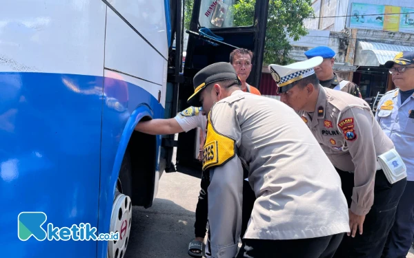 Thumbnail Jelang Natura, Polres Situbondo dan Petugas Gabungan Periksa Kelayakan Bus