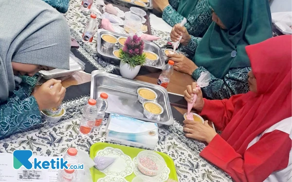 Thumbnail Peringati Hari Ibu, Emak-Emak di Surabaya Ikut Lomba Menghias Cup Cake