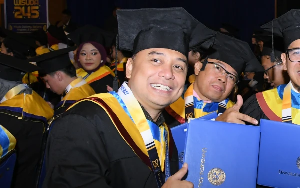 Thumbnail Eri Cahyadi Lulus Cumlaude S3 Unair, Janji Ilmunya untuk Bangun Surabaya