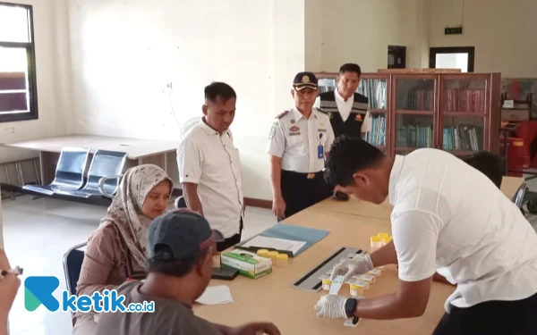 Thumbnail Cegah Laka Jelang Nataru, Belasan Driver dan Kru Bus Pacitan Dites Urine Narkoba