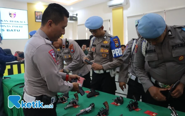 Thumbnail Jelang Nataru, Periksa 44 Senpi Anggota Polres Batu
