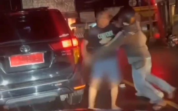 Thumbnail Viral Pertikaian Mobil Dinas Kejari Kabupaten Kediri dan Pemotor, Cekcok hingga Letupkan Pistol