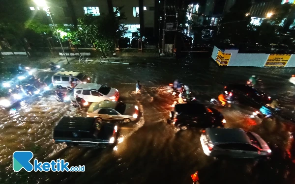 Thumbnail Banjir Kepung Surabaya di Malam Natal, Eri Cahyadi: Sepurane Sing Akeh Wargaku