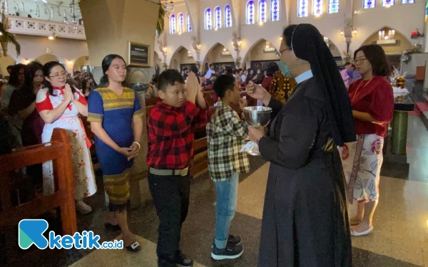 Thumbnail Anak-Anak di Gereja Katedral Ijen Rayakan Natal Kota Malang Penuh Kegembiraan