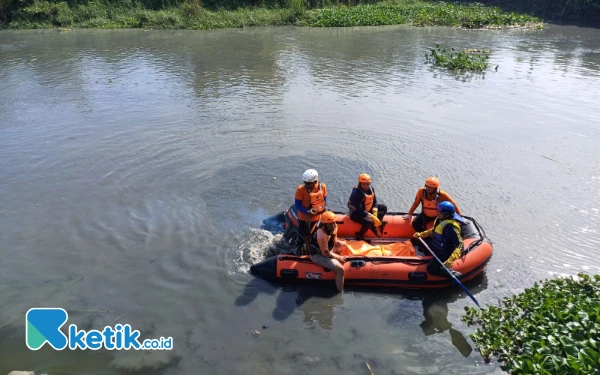 Balita Hilang Tercebur Selokan di Surabaya Ditemukan Meninggal, Jenazah Tertutup Eceng Gondok