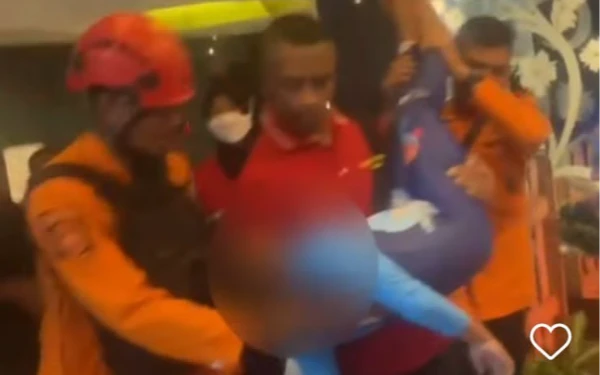 Thumbnail Tim Gabungan Command Center Pemkot Surabaya Evakuasi Anak Tenggelam di Kolam Renang Hotel