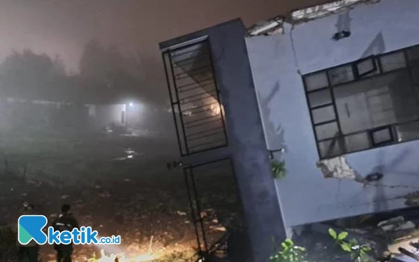 Thumbnail Vila di Kota Batu Ambruk, 6 Penghuni Terluka