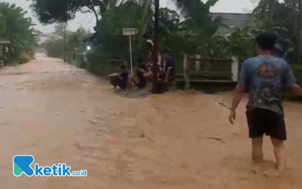 Jalanan Dua Dusun di Pacitan Terendam Banjir, Parit Tak Kuat Tampung Hujan