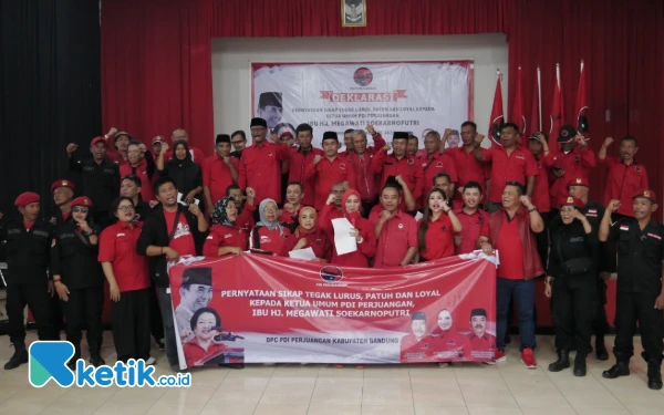 Thumbnail Loyalitas Tanpa Batas, PDI Perjuangan Kabupaten Bandung Gelar Aksi Cap Jempol Darah