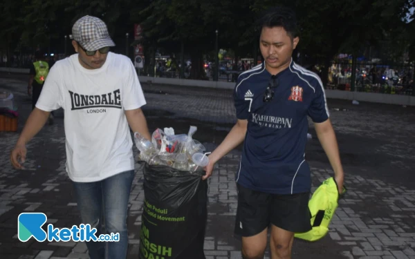 Thumbnail Aksi Deltamania Bersih-Bersih Sampah di Stadion Gelora Delta Sidoarjo