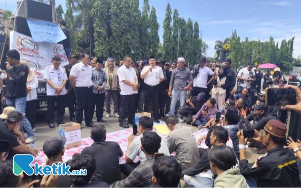 Kantor Wali Kota Cilegon Dikepung Ratusan Guru Honorer hingga Kader Posyandu, Tiga Bulan Belum Digaji