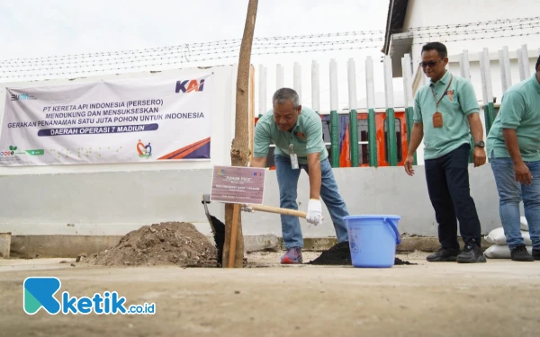 Thumbnail KAI Daop 7 Tanam Berbagai Jenis Pohon Guna Investasi Masa Depan Hijau