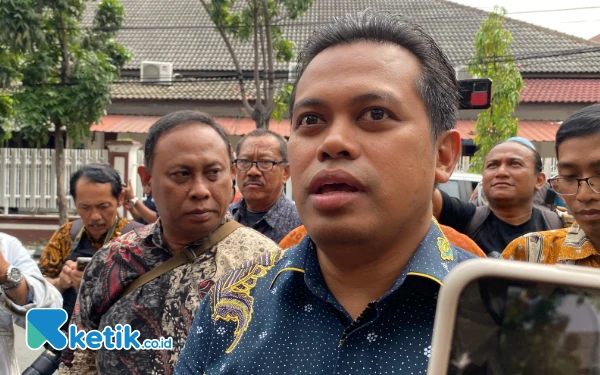 Thumbnail Camat Asemrowo Laporkan Akun Penyebar Video Hoaks Wanita Sembunyi di Bawah Meja Kantornya ke Polda Jatim