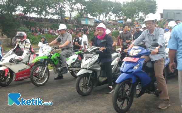 Thumbnail Berita - Khofifah Indar Parawansa Mengaspal Bareng Pembalap Internasional Mario Aji di Sirkuit Mario Magetan