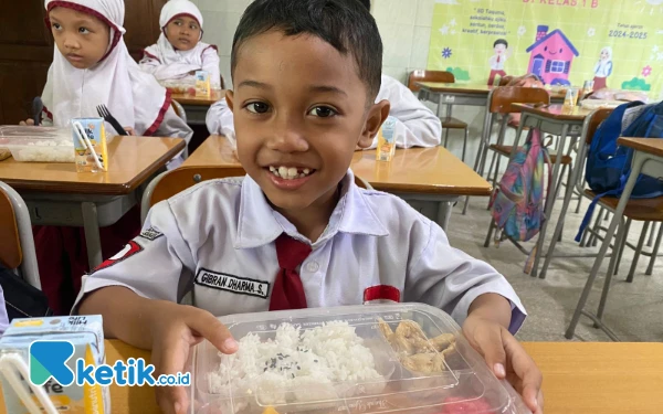 Thumbnail Gibran Tak Selera Makan di Acara Makan Bergizi Gratis Perdana di Surabaya
